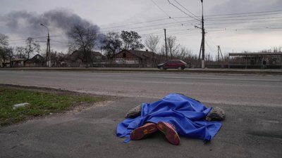 У маріупольському драмтеатрі бетоном заливають загиблих містян: запах усувають хлоркою