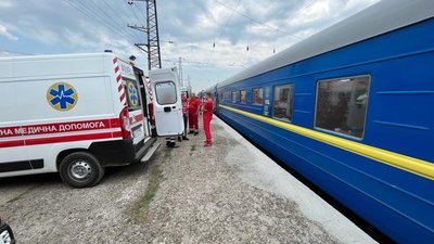 До Львова евакуаційним потягом з Покровська прибули 30 пацієнтів