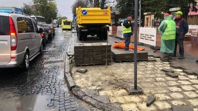 На вулиці Личаківській облаштовують дві смуги для руху транспорту