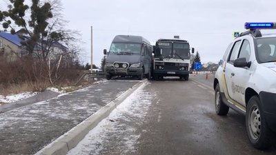 На Львівщині Sprinter з причепом на зупинці в’їхав у пасажирський автобус (ВІДЕО)