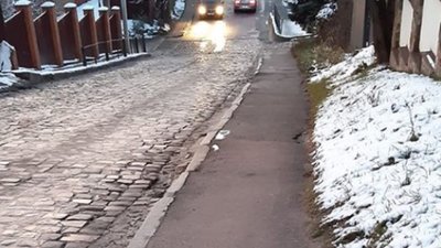 У Львові засніжені вулиці стали небезпечними для містян (ФОТО)