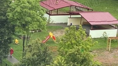 У Львові голий чоловік заліз на дах садочку (ВІДЕО)