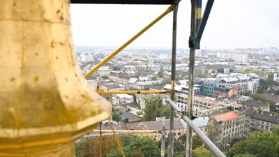 У Львові на купол собору Святого Юра повернули відреставрований історичний хрест