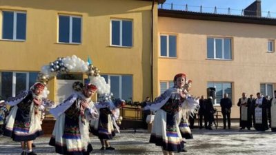 На Львівщині на відкритті амбулаторії на морозі дівчата танцювали перед чиновниками (ФОТО)