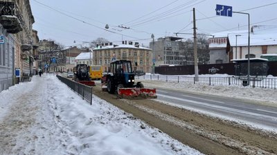 У Львові автомобіль не розминувся із трамваєм (ВІДЕО)