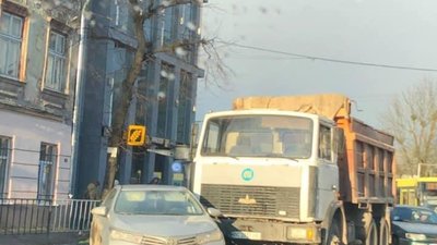 У Львові автомобіль не розминувся із вантажівкою (ФОТО)