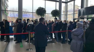 Чорна п'ятниця у Львові: десятки людей вишикувались у чергу до торгового центру (ФОТО)