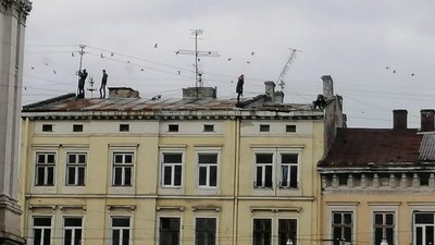У центрі Львова підлітки роблять селфі на даху біля Оперного театру (ФОТО, ВІДЕО)