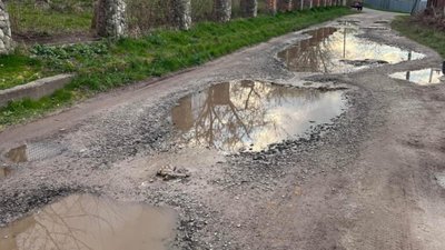 У Лисиничах дорога перетворилась на ями (ФОТО)