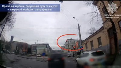У Львові невідомі здали водія за проїзд на червоне світло (ВІДЕО)