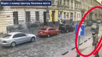 У Львові на вулиці Куліша електроскутер збив пішохода і поїхав з місця ДТП
