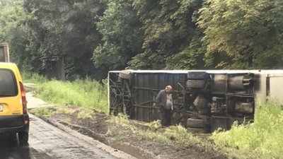 На Львівщині злетів з дороги і перекинувся автобус (ФОТО)