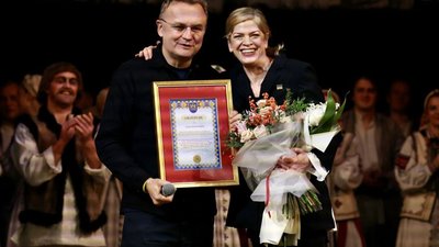 Мер Львова нагородив відому диригентку Кері-Лінн Вілсон
