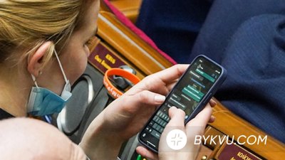 Маю право: "Слуга народу" пояснила, чому хоче "звалити з цієї країни" (ФОТО)