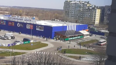 Як у Червонограді до "Епіцентру" шикується черга покупців (ФОТОФАКТ)