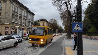 У Львові на вулиці Степана Бандери встановили тимчасовий світлофор (ФОТО)