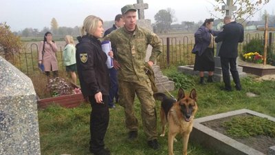 На Львівщині на сільському кладовищі знайшли мертве немовля