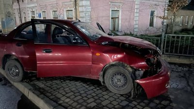 На Львівщині автомобіль не розминувся із вантажівкою
