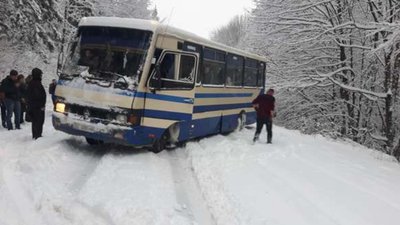 Через снігопад маршрутка в гірському районі Львівщини ледь не злетіла з крутої дороги
