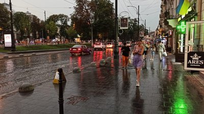 Центр Львова після дощу стає небезпечним (ФОТО)