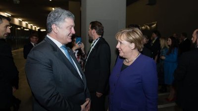 Німеччина буде наголошувати на продовженні санкцій проти Росії, - Порошенко про розмову з Меркель