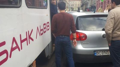 У Львові автомобіль влетів у трамвай (ФОТО)