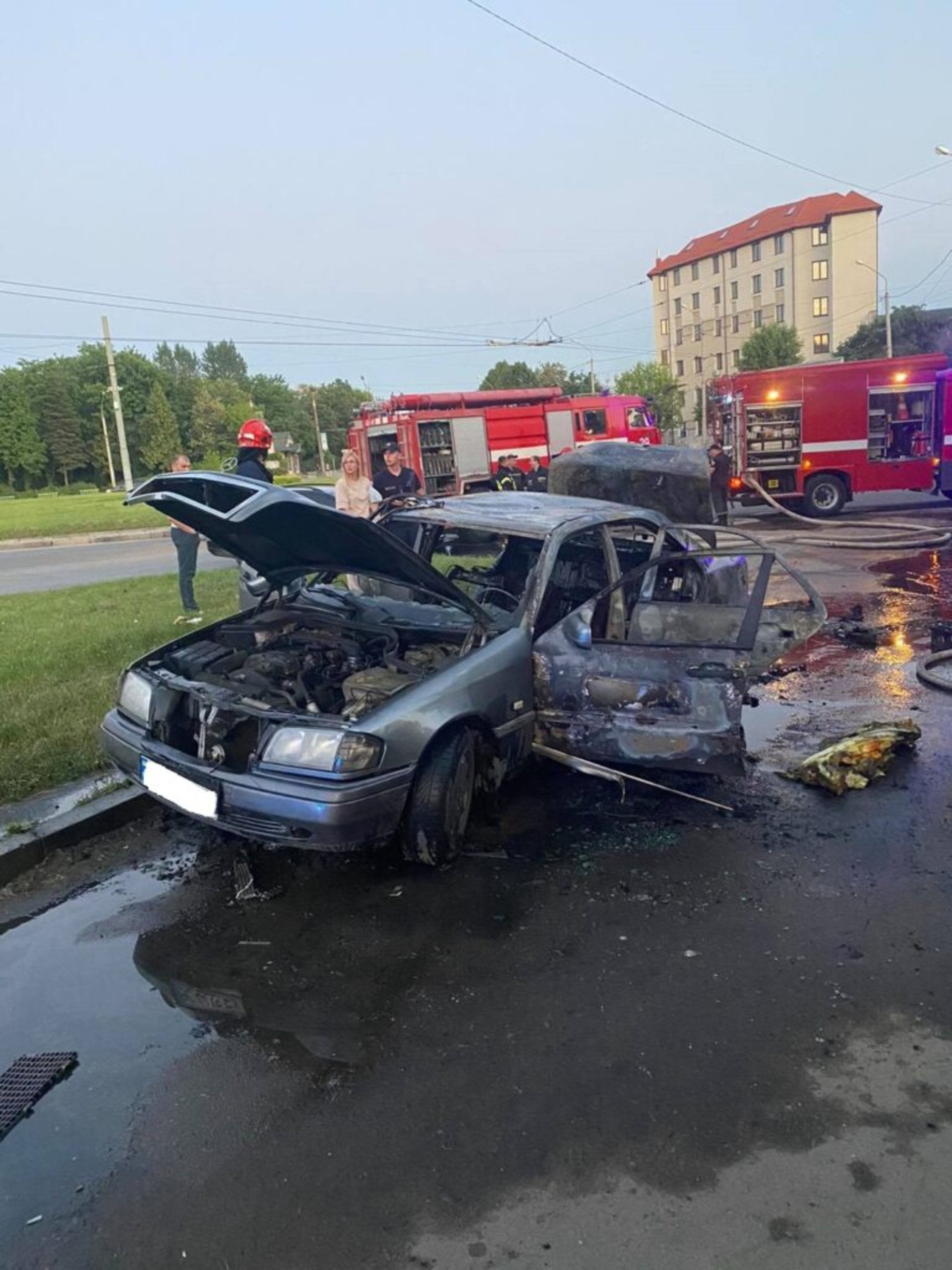 У Львові через пожежу в автомобілі водій отримав опіки, фото ДСНС Львівщини