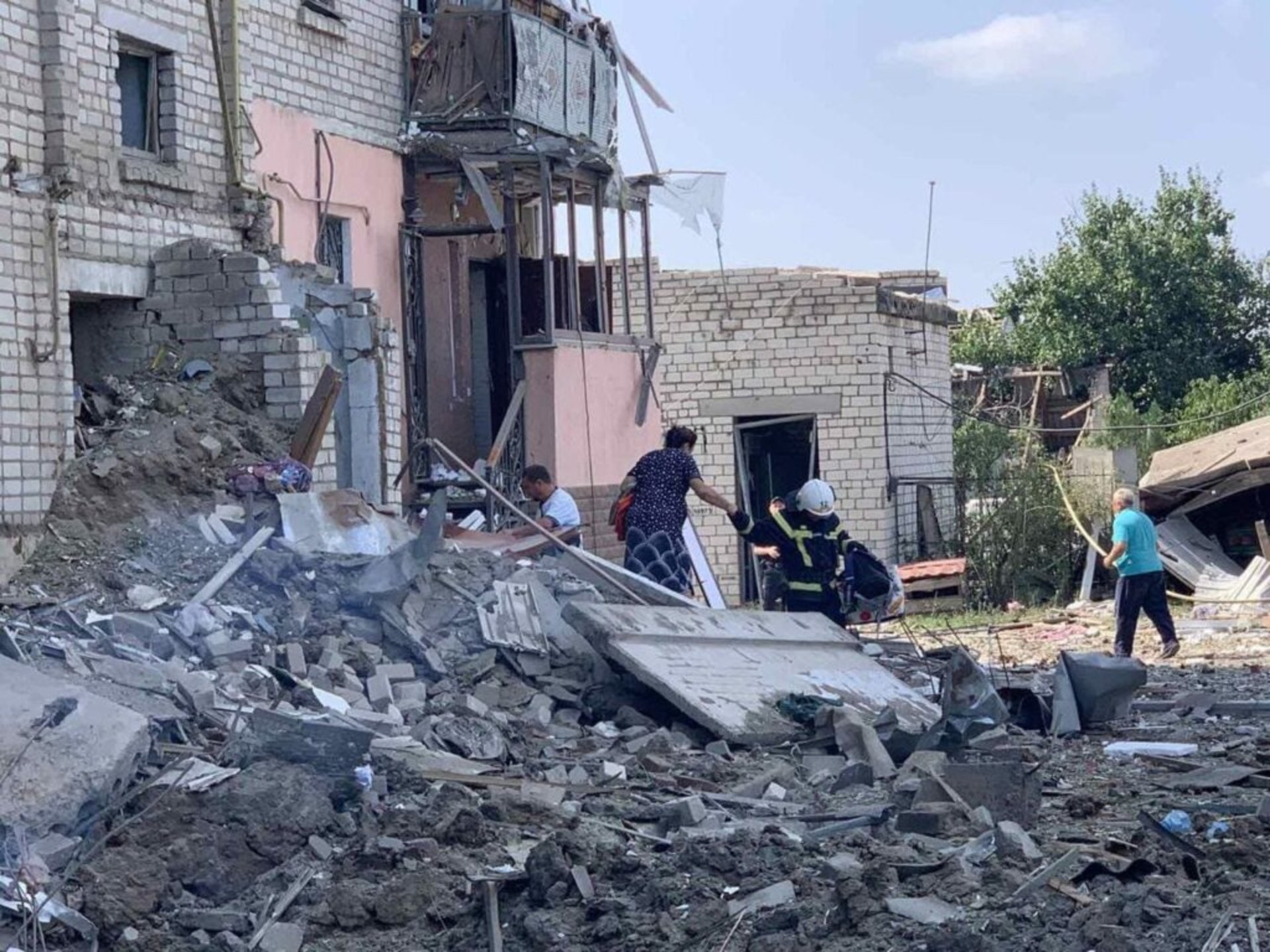 Дитині вирвало око: на Миколаївщині росія влучила у житловий будинок