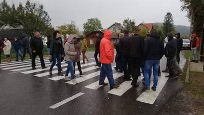 На Львівщині селяни перекрили дорогу