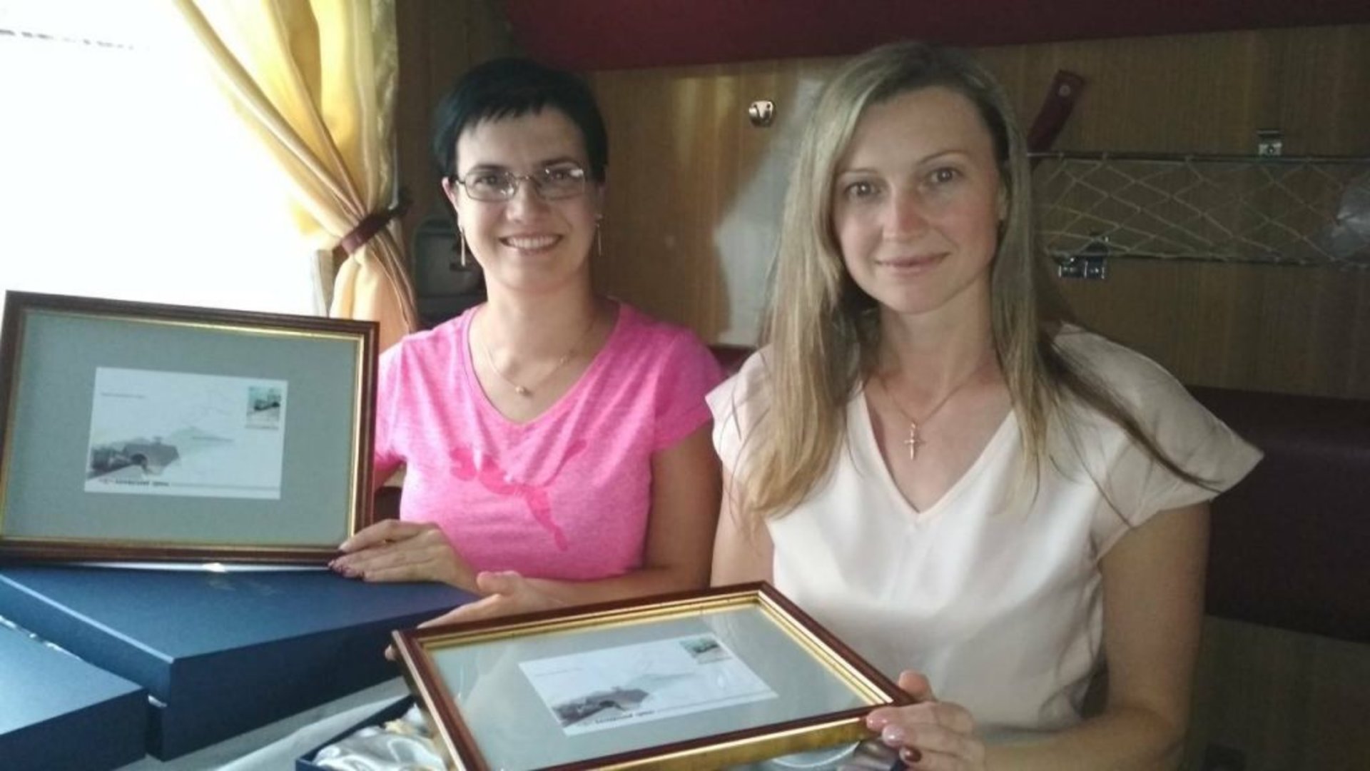 Першим пасажирам, які проїхали через новий двоколійний Бескидський тунель, Укрзалізниця вручила пам’ятні сувеніри