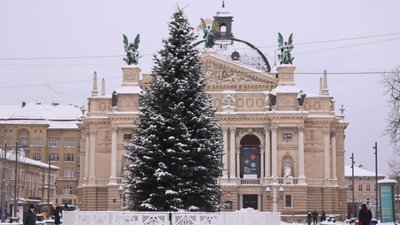 Ялинку в центрі Львова залишать ще на тиждень
