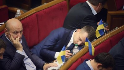 Втомився і приліг: нардеп від Слуги народу заснув під час засідання Ради