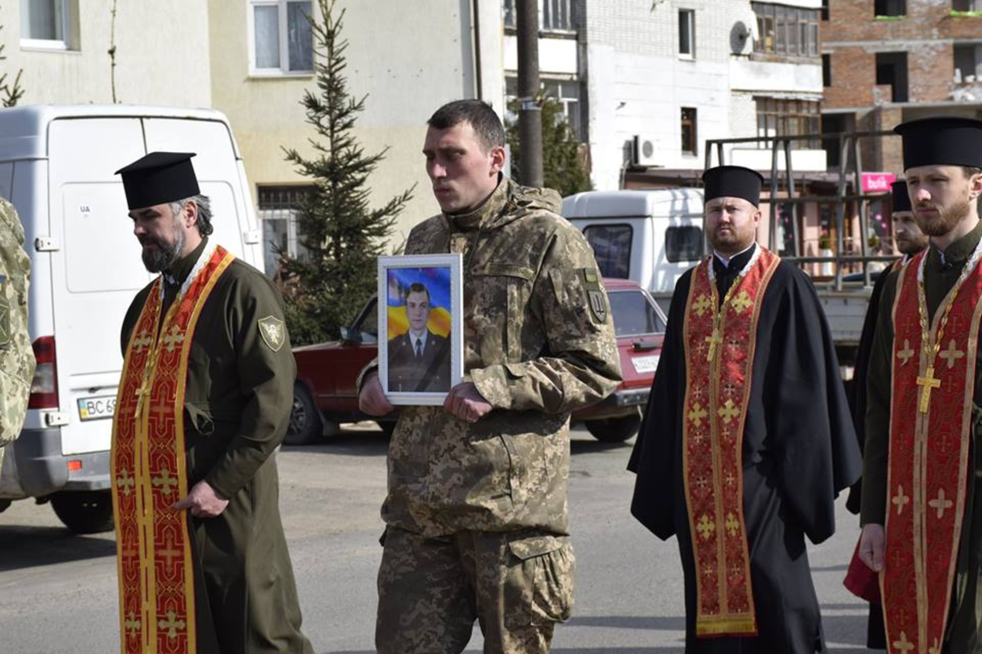 Як на Львівщині тисячі людей провели в останню путь Героя України. Фото: Яворівська РДА.