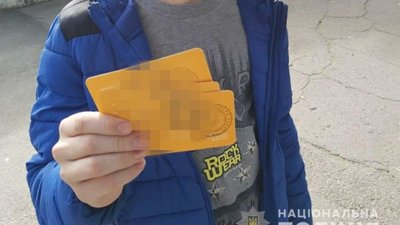 У Дніпрі чоловік підробляв спецпропуски в транспорт та змушував свого 12-річного сина продавати їх через Інстаграм (ФОТО)