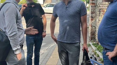 На Львівщині затримали керівника благодійного фонду за організацію «схеми» виїзду осіб за кордон (ФОТО)