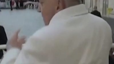 У Папи Франциска у Римі вітер зірвав з голови пілеолус (ВІДЕО)