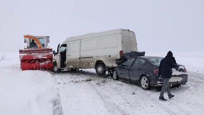 У Львівській області сталася потрійна ДТП за участі снігоочисної техніки (ФОТО)