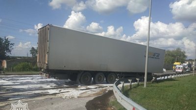 На Львівщині зіткнулися бензовоз та вантажівка (ФОТО)