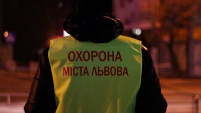 В центрі Львова пошкодили декоративні дерева