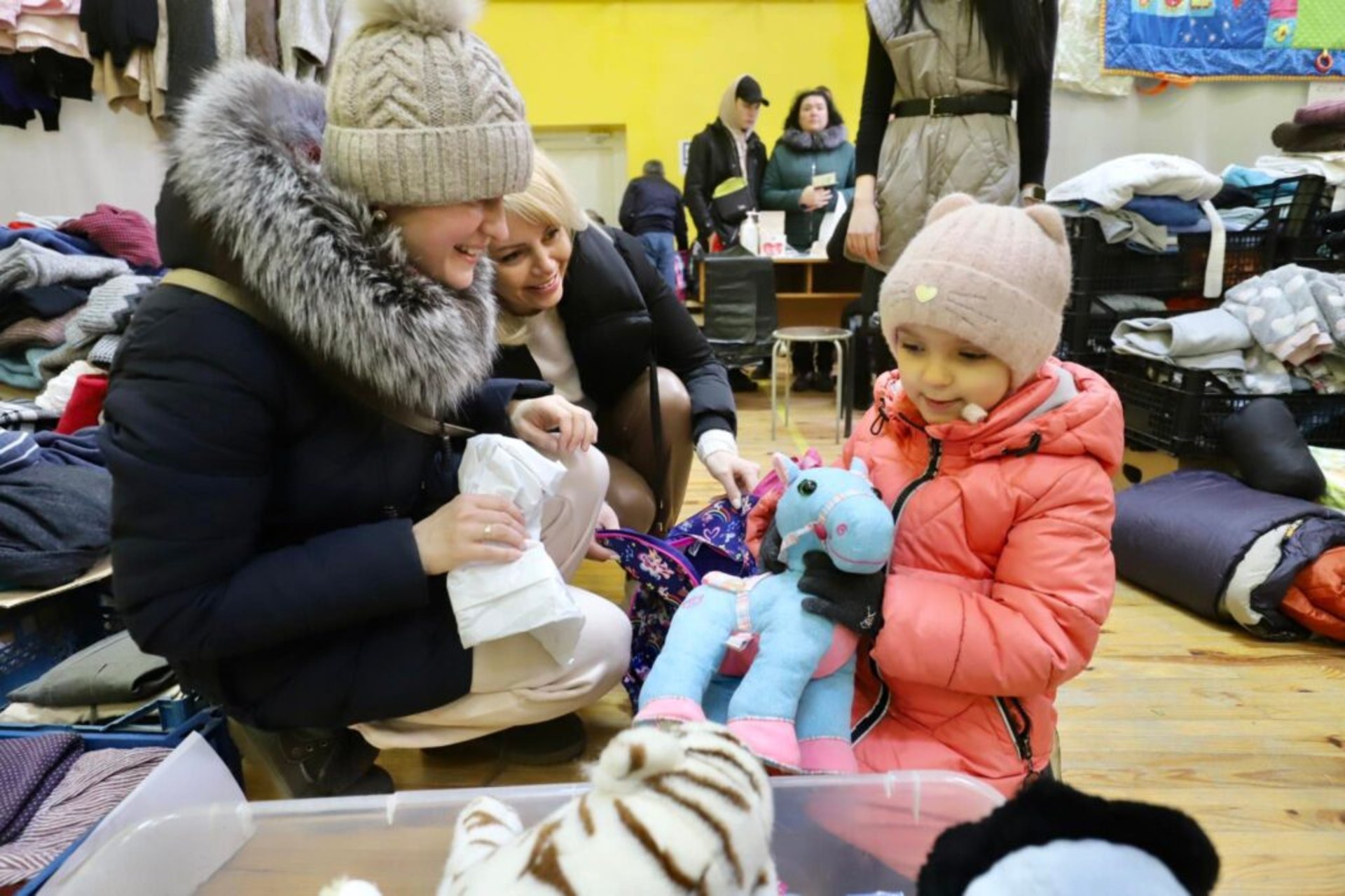 У Львові розпочав діяльність центр видачі одягу і взуття гуманітарного штабу