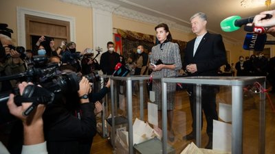 «Опитування Зеленського» - це найбільша виборча фальсифікація за всю історію України, – Порошенко на виборчій дільниці