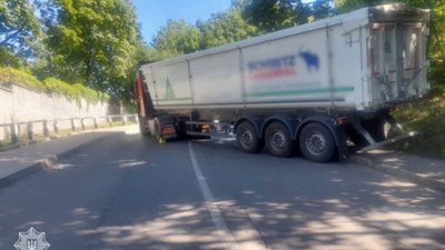 У Львові вантажівка блокувала рух
