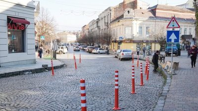 В Ужгороді поставили улюблені стовпчики львівських урбаністів (ФОТО)