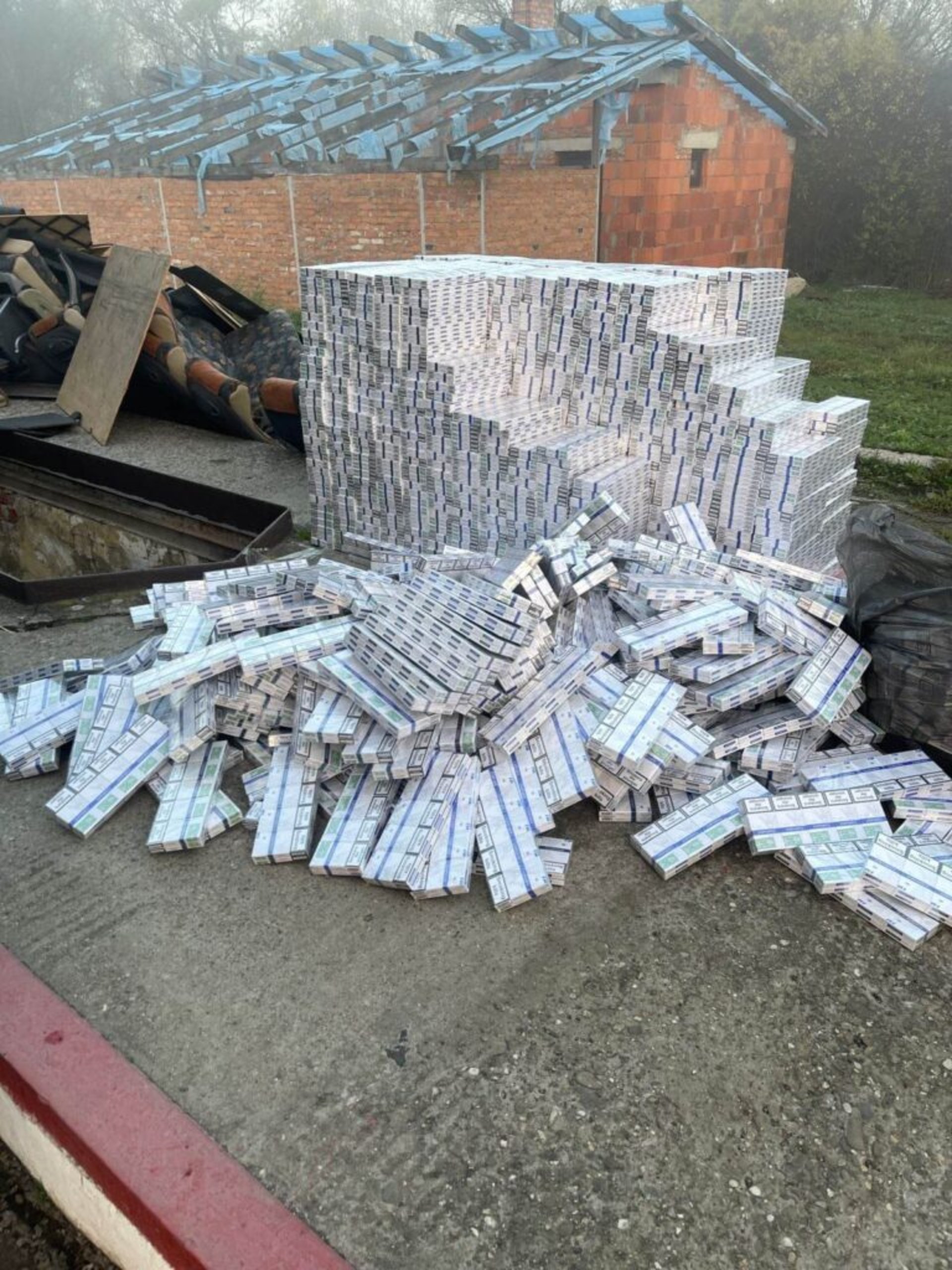 В Угорщину на термальні озера: прикордонники цілу ніч розбирали автобус через контрабанду сигарет