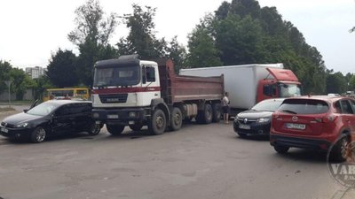 У Львові автомобіль не розминувся із вантажівкою (ФОТО)