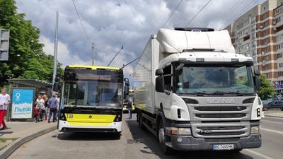 У Львові вантажівка не розминулась із тролейбусом (ФОТО)