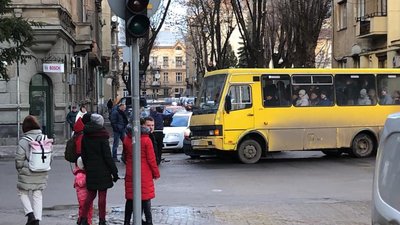 У Львові маршрута влетіла у легковик (ФОТО)