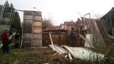 В Пустомитах обвалився дах будівлі: під завалами знайли тіло