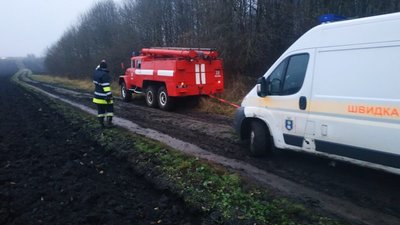 На Львівщині автомобіль швидкої допомоги загруз у болоті на сільській дорозі (ФОТО)