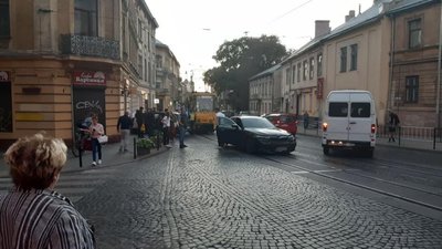 У Львові автомобіль влетів у будинок (ФОТО)